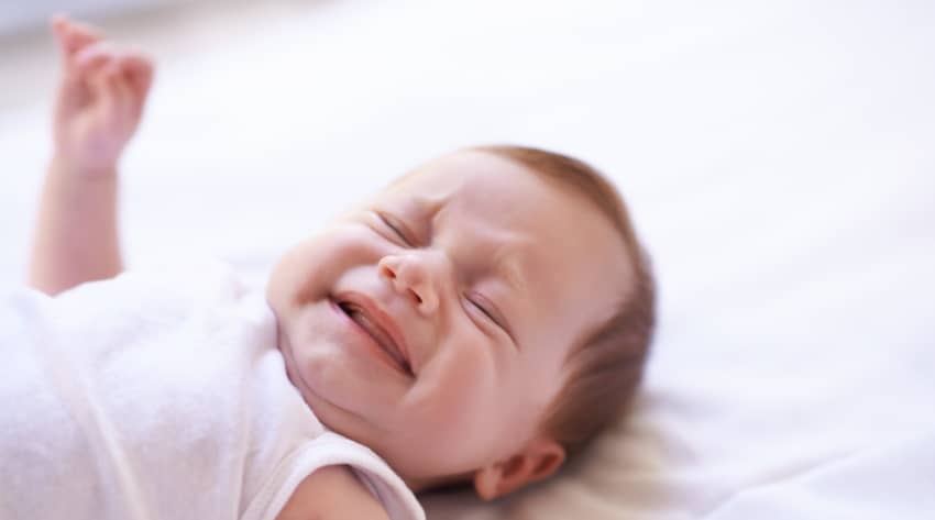 طفل حديث الولادة يبكي