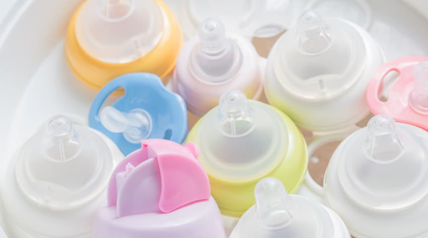 https://www.smababy.co.uk/sites/default/files/2020-09/newborn-bottle-feeding-body_850-2.jpg